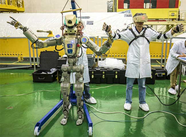 Robot Skybot F-850 (Fedor) của Nga được thử nghiệm tại sân bay vũ trụ Baikonur, Kazakhstan. (Ảnh: AFP/TTXVN).