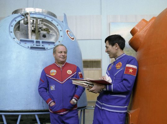 Hình ảnh phi công Vũ trụ Gorbatko và Anh hùng phi công Vũ trụ Phạm Tuân