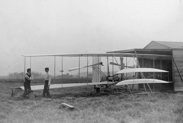 Wilbur và Orville Wright với chiếc máy bay thứ hai, ở Huffman Prairie