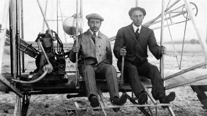 Hình ảnh hai anh em nhà Wright: Orville (trái) – Wilbur (phải)