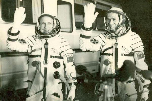 Hình ảnh phi công Vũ trụ Gorbatko và Anh hùng phi công Vũ trụ Phạm Tuân