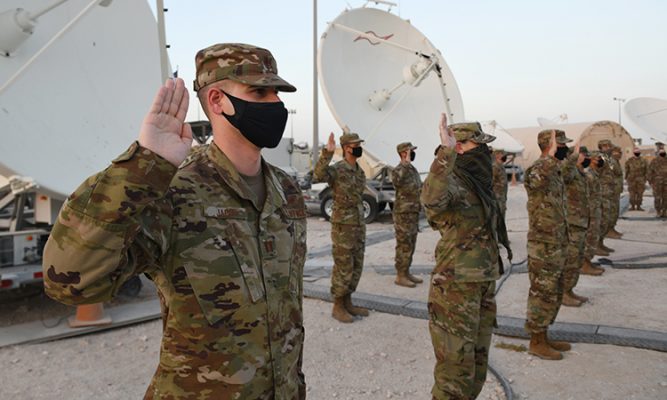 Binh sĩ Không quân Mỹ trong buổi tuyên thệ chuyển sang Quân chủng Vũ trụ tại căn cứ Al-Udeid, Qatar, ngày 1/9. Ảnh: USAF.