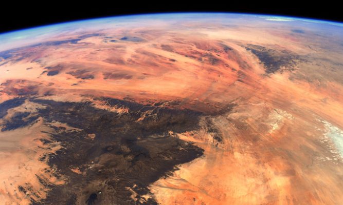Khung cảnh giống sao Hỏa khi quan sát Trái Đất từ trạm ISS. Ảnh: ESA/NASA/Thomas Pesquet.