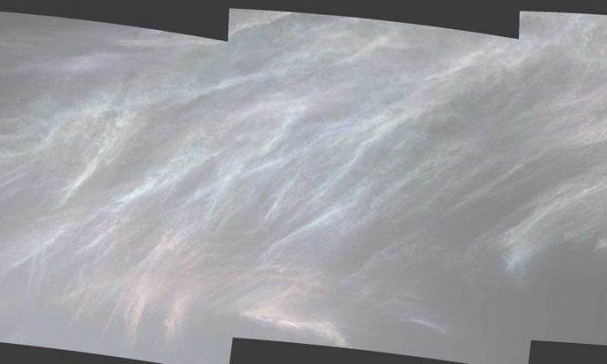 Mây xà cừ trong ảnh chụp bởi robot Curiosity. Ảnh: NASA.