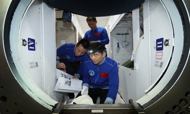 Bộ ba phi hành gia Nie Haisheng, Liu Boming và Tang Hongbo trở thành những người đầu tiên tới trạm Thiên Cung. Ảnh: Xinhua.