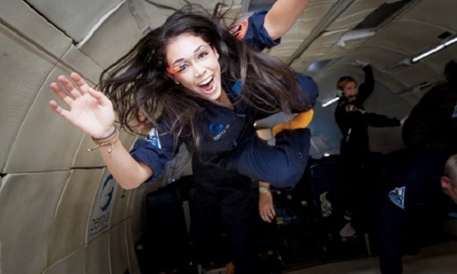 Kellie Gerardi trong một chuyến bay vi trọng lực. Ảnh: France24.