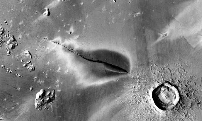 Vệ tinh sao Hỏa chụp ảnh trầm tích núi lửa xung quanh khe nứt trên sao Hỏa. Ảnh: NASA/JPL/MSSS.