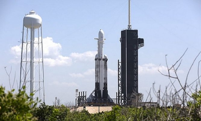 Tên lửa Falcon Heavy sẽ chở tàu Clipper tới mặt trăng Europa. Ảnh: NASA.