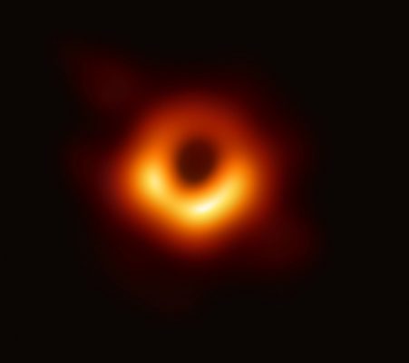 Ảnh chụp hố đen được công bố lần đầu tiên cách đây hai năm. Ảnh: EHT.