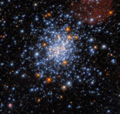 Hubble chụp cận cảnh cụm sao NGC 330 cách Trái Đất 180.000 năm ánh sáng. Ảnh: NASA/ESA.