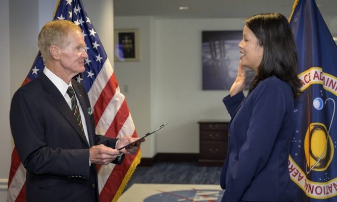 Margaret Vo Schaus tuyên thệ nhậm chức dưới sự chủ trì của Tổng giám đốc NASA Bill Nelson tại trụ sở NASA ở thủ đô Washington hôm 4/8. Ảnh: NASA.